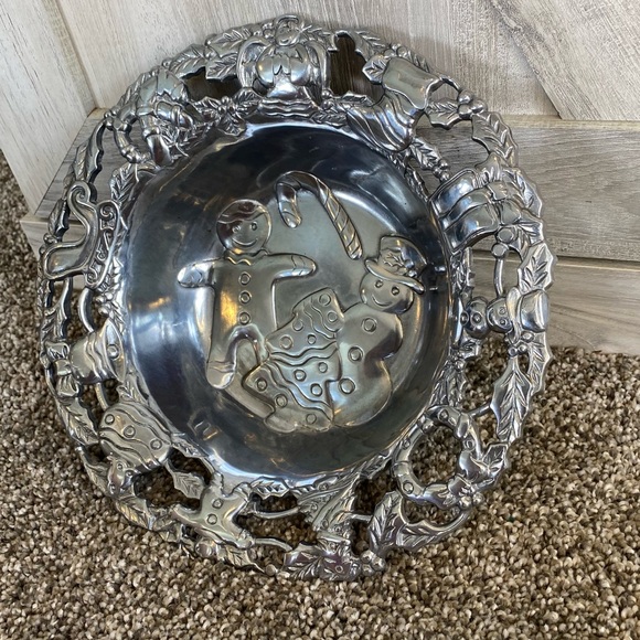 Thick Molded Aluminum Christmas Bowl / Christmas Bowl with Snowman - Picture 2 of 9